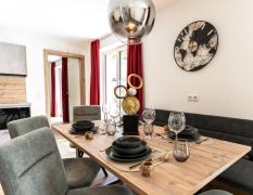 Wohn- und Essbereich in einem Apartment im Hotel Wenger Alpenhof