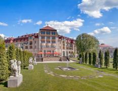Aussenansicht der Hotelfront des Thermia Palace Hotels mit großem Gartenbereich