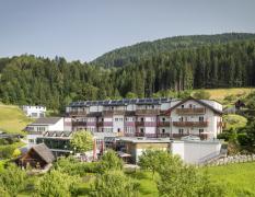 Aussenansicht des Hotels und der Umgebung des Vital Hotels Styria