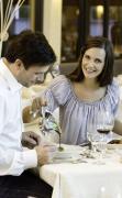 Thermenhotel Stoiser ****s Ein Paar beim Dinner im Thermenhotel Stoiser