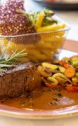 Hotel Kirchheimerhof Rinderfiletsteak mit Beilagen und Dekoration im Restaurant des Hotels Kirchheimerhof