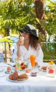 Grand Hotel Terme und Spa Zwei Gäste genießen ihr Frühstück im Garten des Grand Hotels Terme und Spa