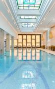 Thermia Palace Hotel Innenpool im Wellnessbereich des Thermia Palace Hotels mit Liegen