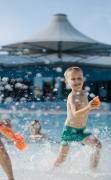 Therme Laa - Hotel und Silent Spa Kinder spielen im Aussenpool der Therme Laa - Hotel und Silent Spa