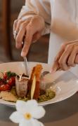Das Eisenberg**** - Ihr Resort am Dreiländereck Hotel das Eisenberg - Kulinarik Frau beim Essen