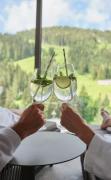 Sporthotel Wagrain Zwei Gäste im Bademantel prosten einander zu im Sporthotel Wagrain