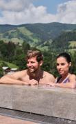 Sporthotel Wagrain Ein Paar genießt den Aussenpool im Sporthotel Wagrain